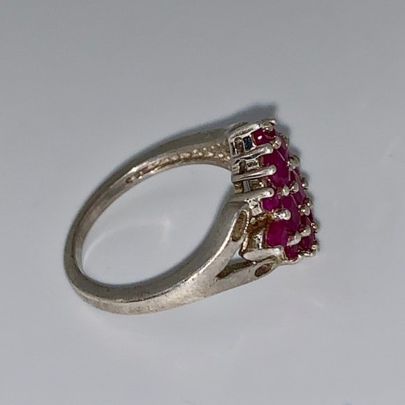 Ruby Ring, 11 stones shaped in a diamond or square, stamped 925 silver, size 7 - Picture 4 of 10